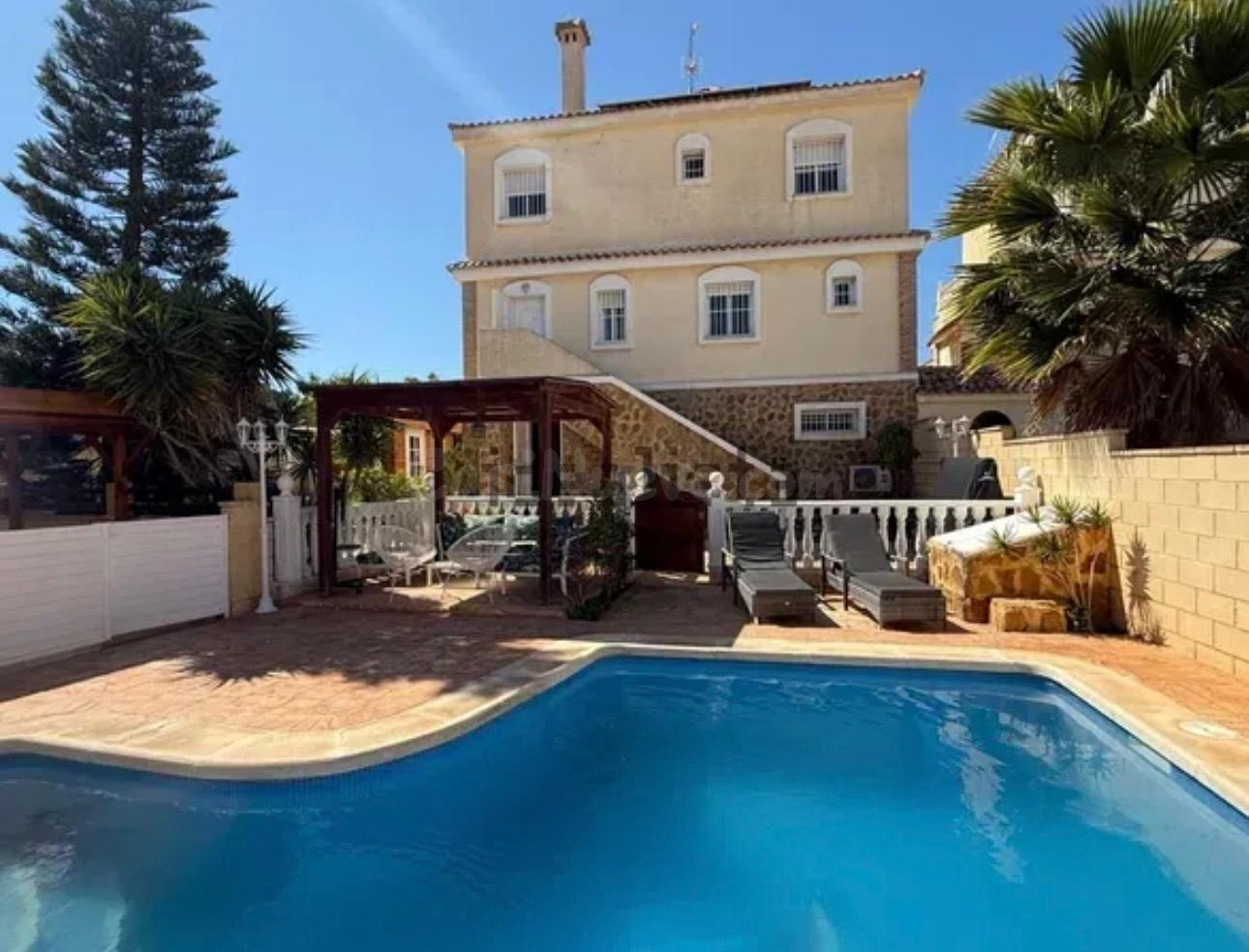 Espectacular Chalet en Monforte del Cid con Vistas al Mar