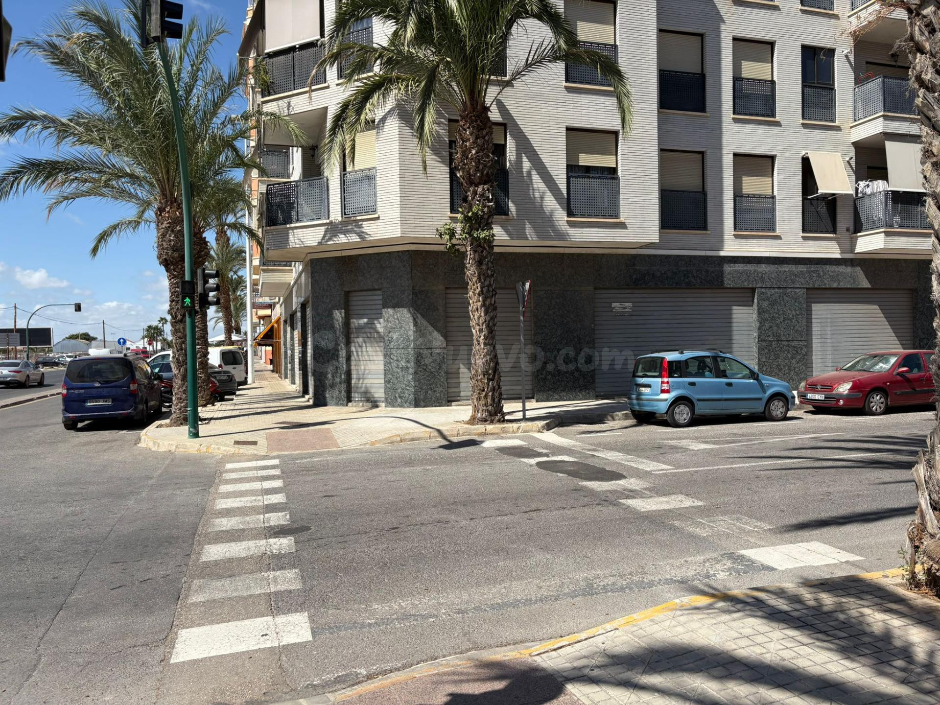 Se alquila este fantástico local esquina frente a la gasolin