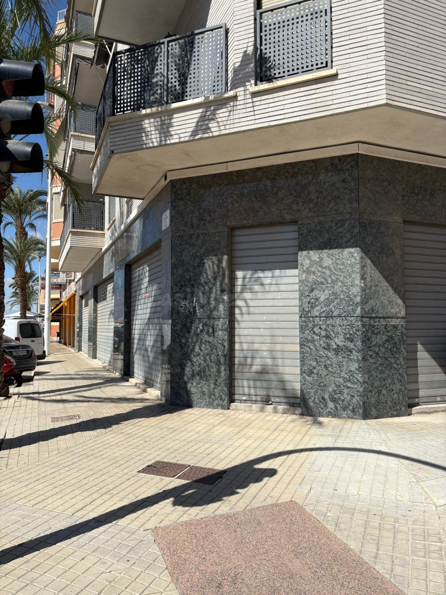 Se alquila este fantástico local esquina frente a la gasolin - foto 4