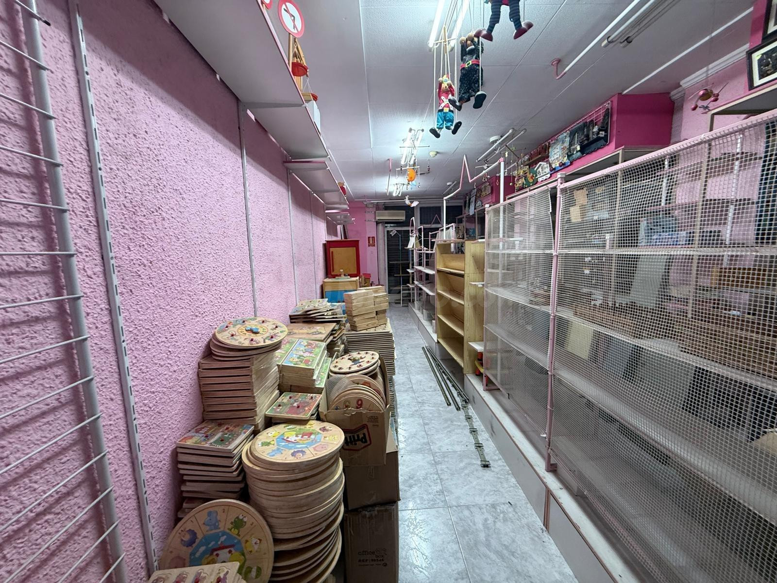 LOCAL COMERCIAL EN ESQUINA CON GRAN SOTANO