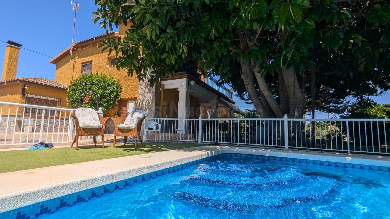 Te ofrecemos este fantástico chalet junto a la carretera de 