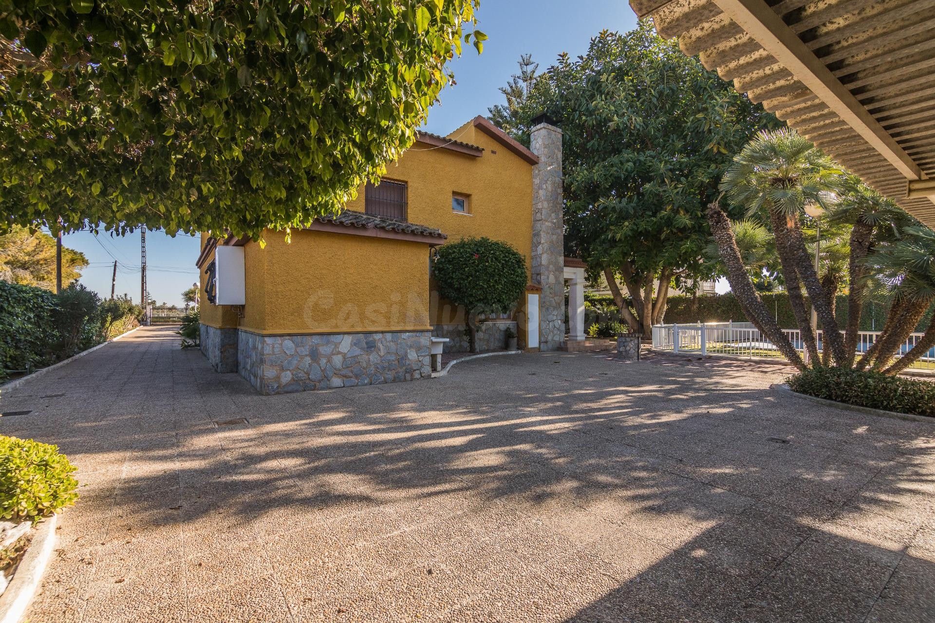 Te ofrecemos este fantástico chalet junto a la carretera de  - foto 3