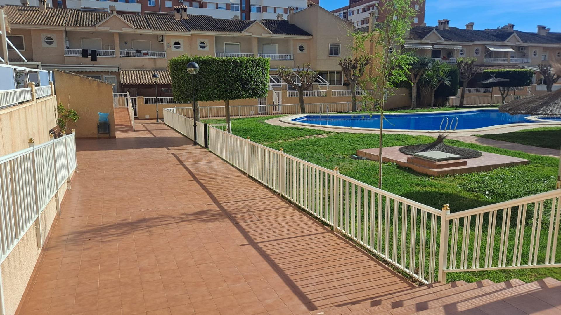 SE VENDE PISO EN ZONA CIUDAD DEPORTIVA CON PLAZA DE GARGAJE! - foto 4