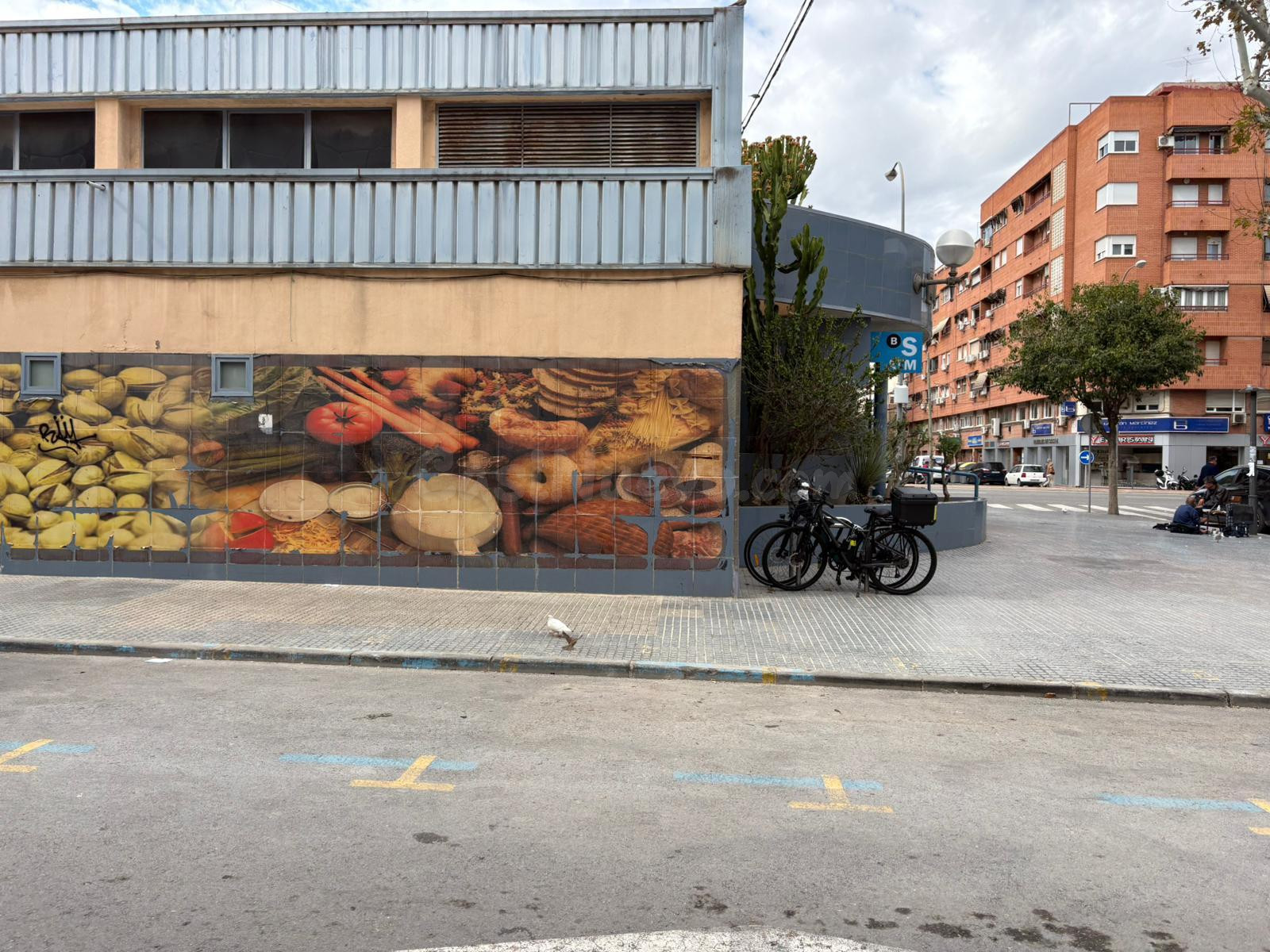 Se alquila local junto Mercado de Abastos de Benalua!!!!!