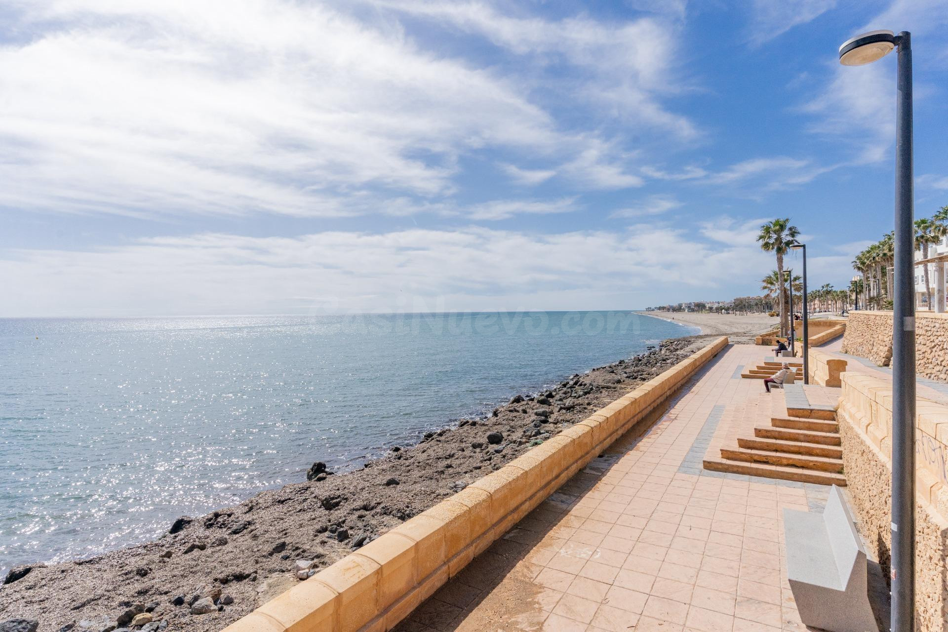 Encantador Apartamento en Roquetas de Mar con Piscina y Terr - foto 3