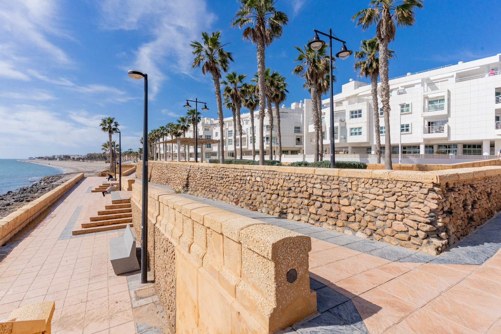 Encantador Apartamento en Roquetas de Mar con Piscina y Terr - foto 4