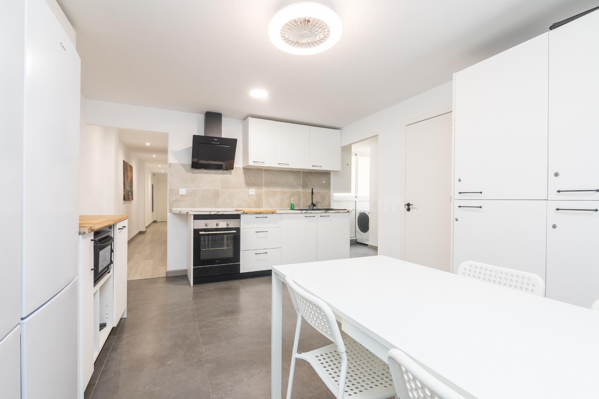 Se vende este gran piso junto Corazón de Jesús con 5 habitac - foto 2