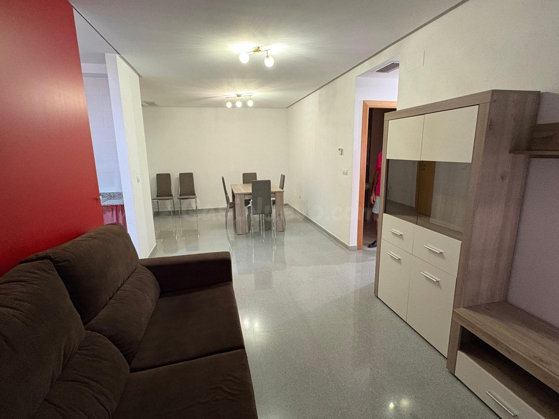 Se alquila piso seminuevo de 3 habitaciones y 2 baños!!!