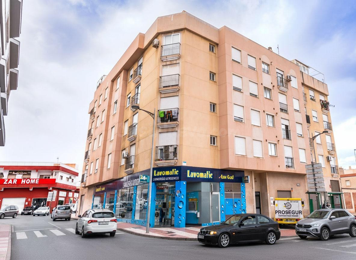Amplio Piso en Roquetas de Mar, Ideal para Entrar a Vivir