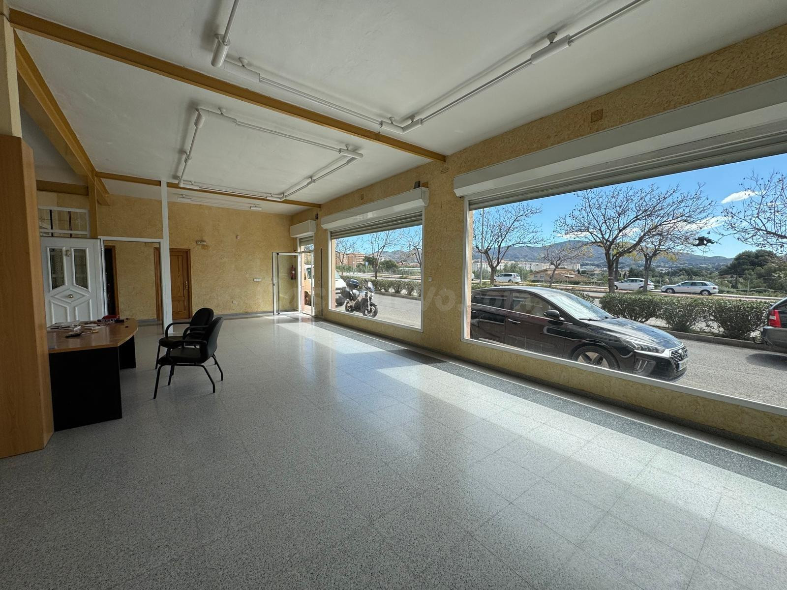 ✨ NAVE INDUSTRIAL EN ELDA | 465 m2 CON OFICINAS Y DOBLE ACCE - foto 2