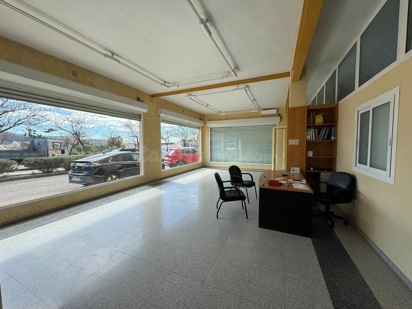 ✨ NAVE INDUSTRIAL EN ELDA | 465 m2 CON OFICINAS Y DOBLE ACCE - foto 4