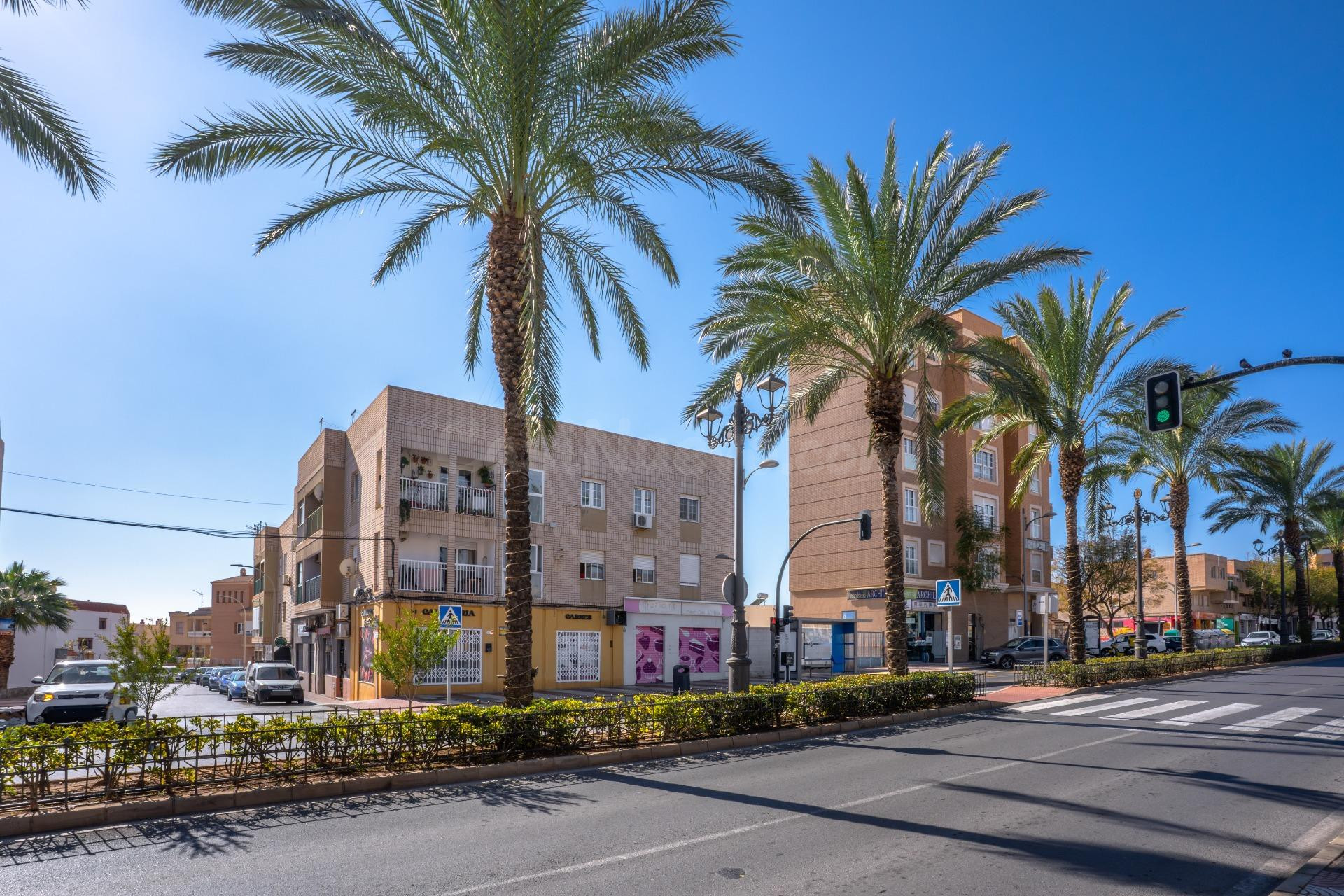 Oportunidad de Alquiler: Bar Reformado en Aguadulce, Almería