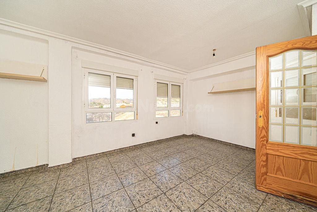Piso de 3 dormitorios con ascensor y balcón en Elda
