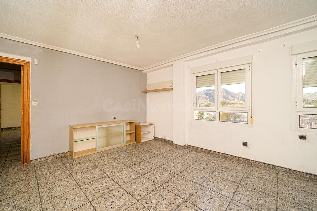 Piso de 3 dormitorios con ascensor y balcón en Elda - foto 2