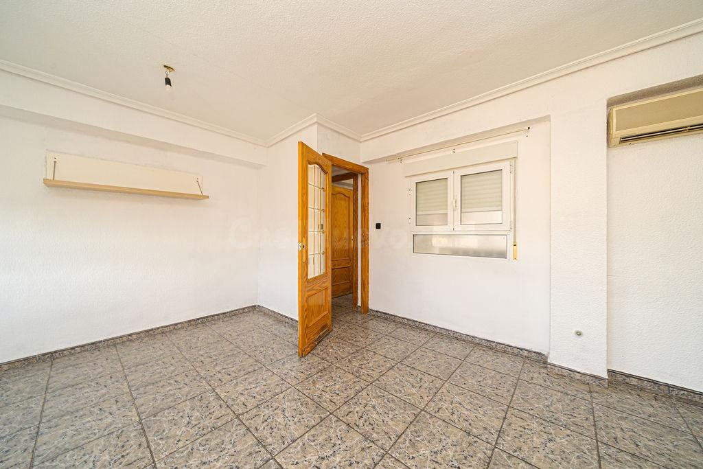 Piso de 3 dormitorios con ascensor y balcón en Elda - foto 3