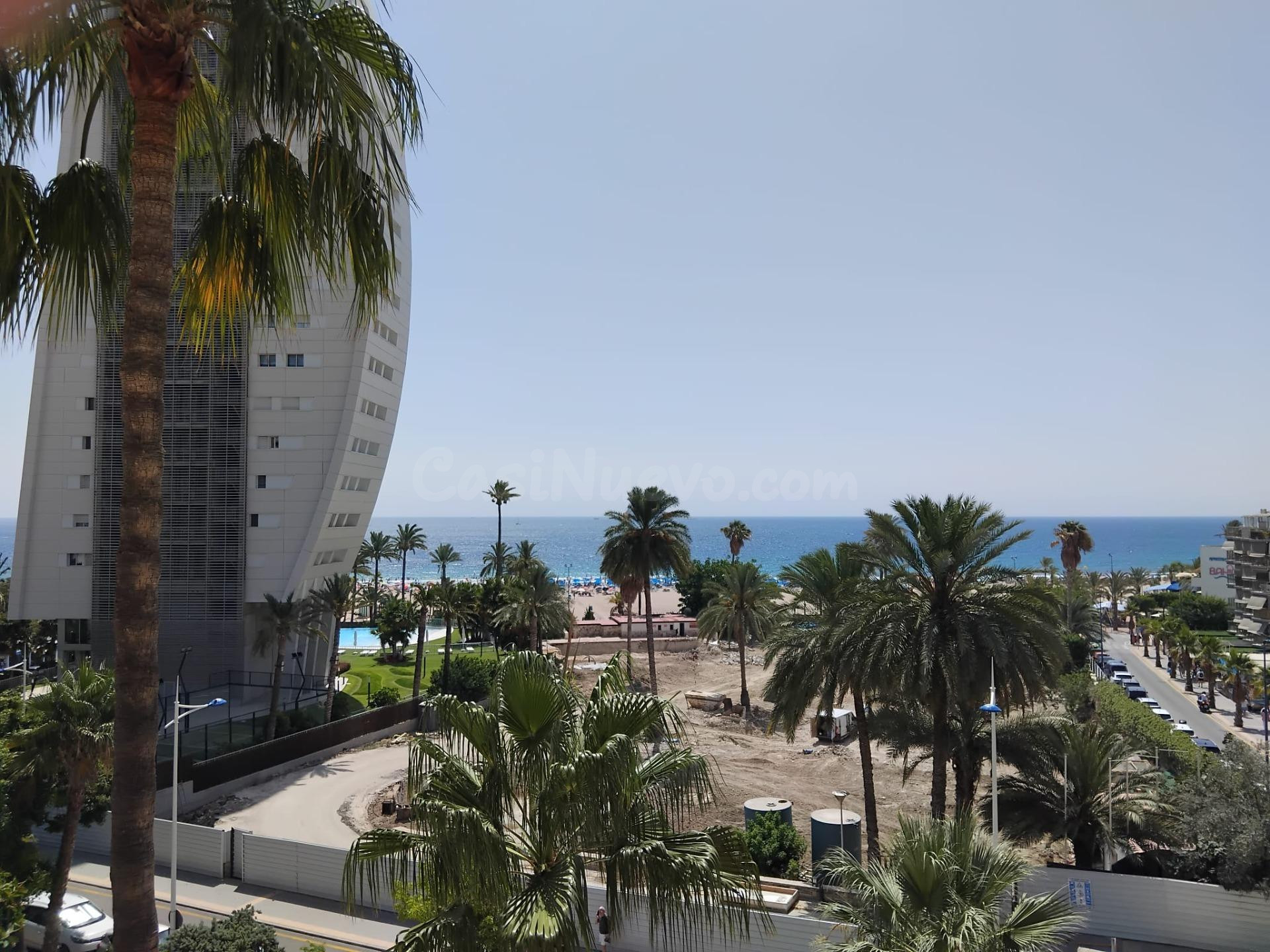 Piso de tres dormitorios en la playa Poniente - foto 2