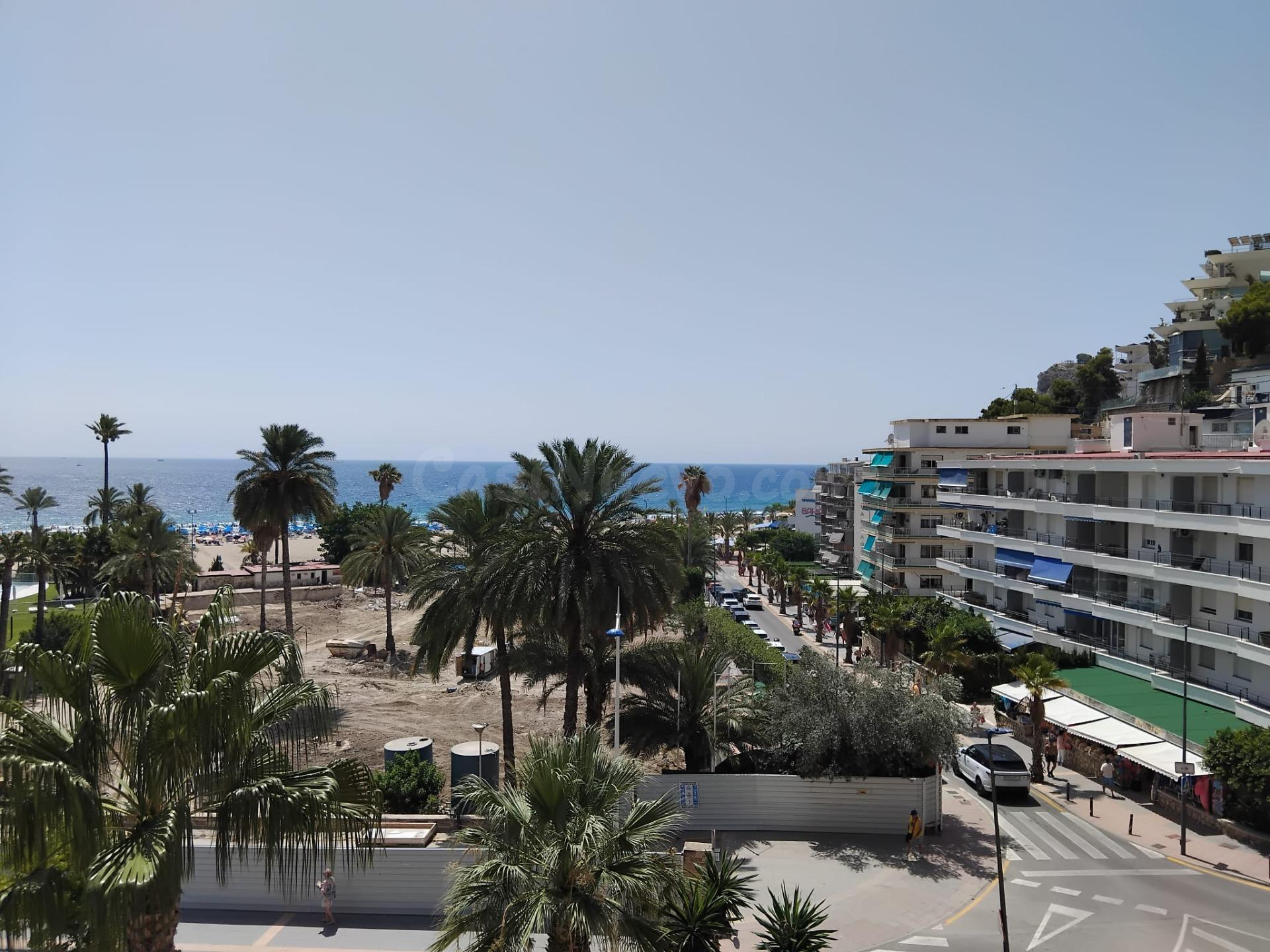 Piso de tres dormitorios en la playa Poniente - foto 3