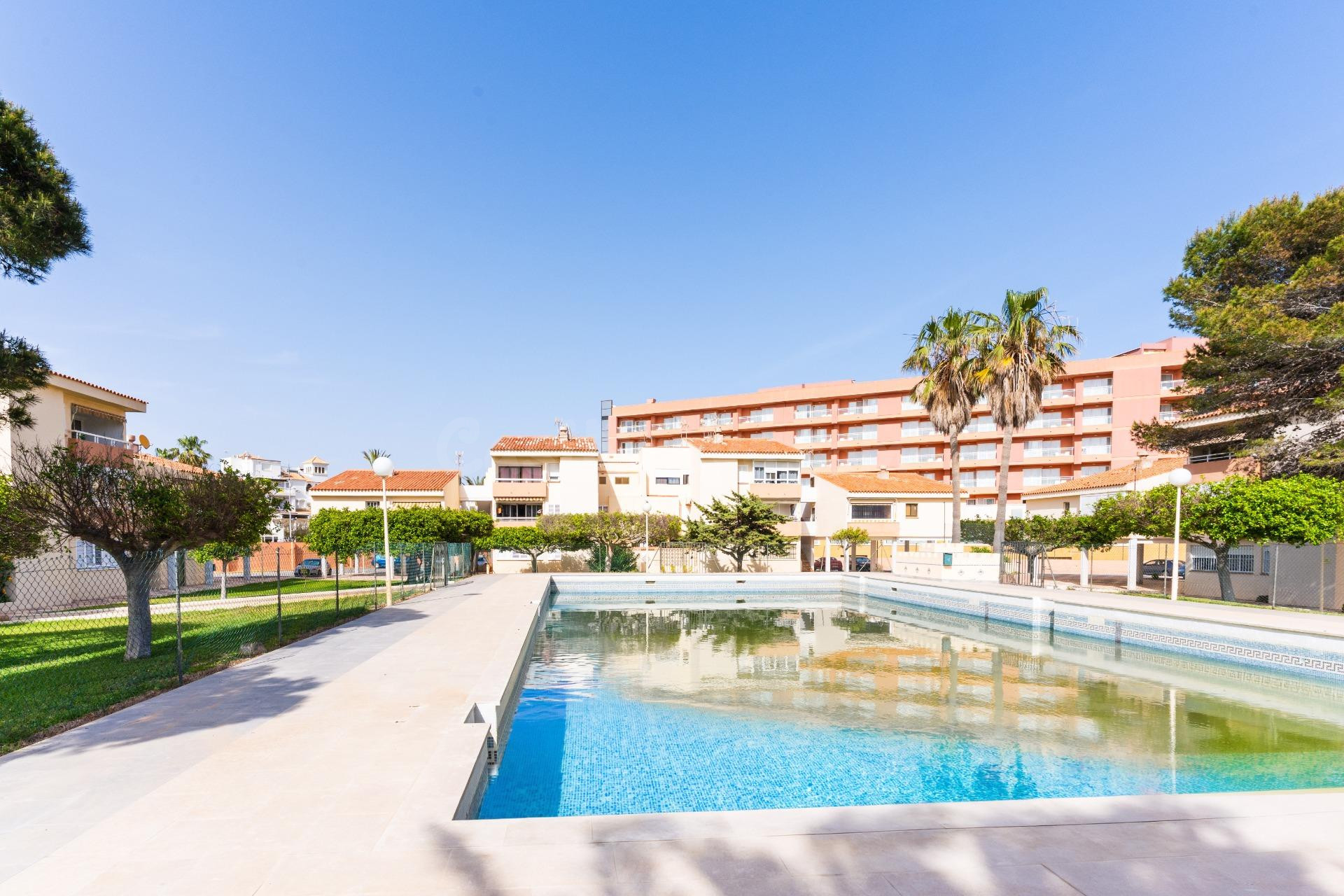 Amplio y Acogedor Piso en Roquetas de Mar con Vistas y Pisci - foto 3