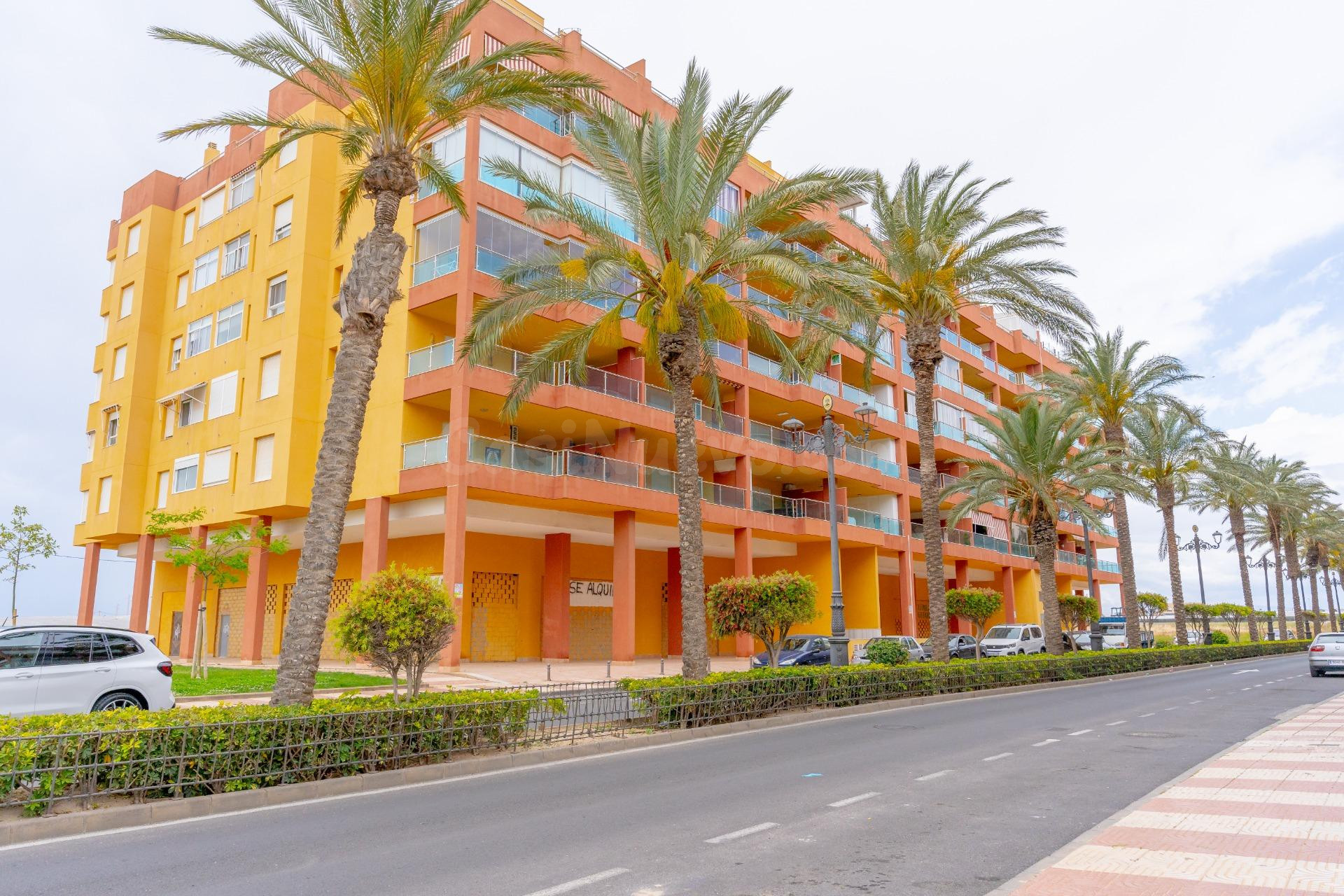 Piso en el Puerto de Roquetas de Mar!! Listo para entrar a vivir.