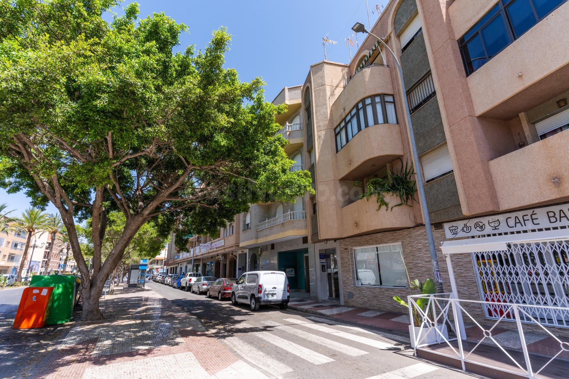 Amplio Piso en Avenida Juan Carlos, Roquetas de Mar por solo - foto 2