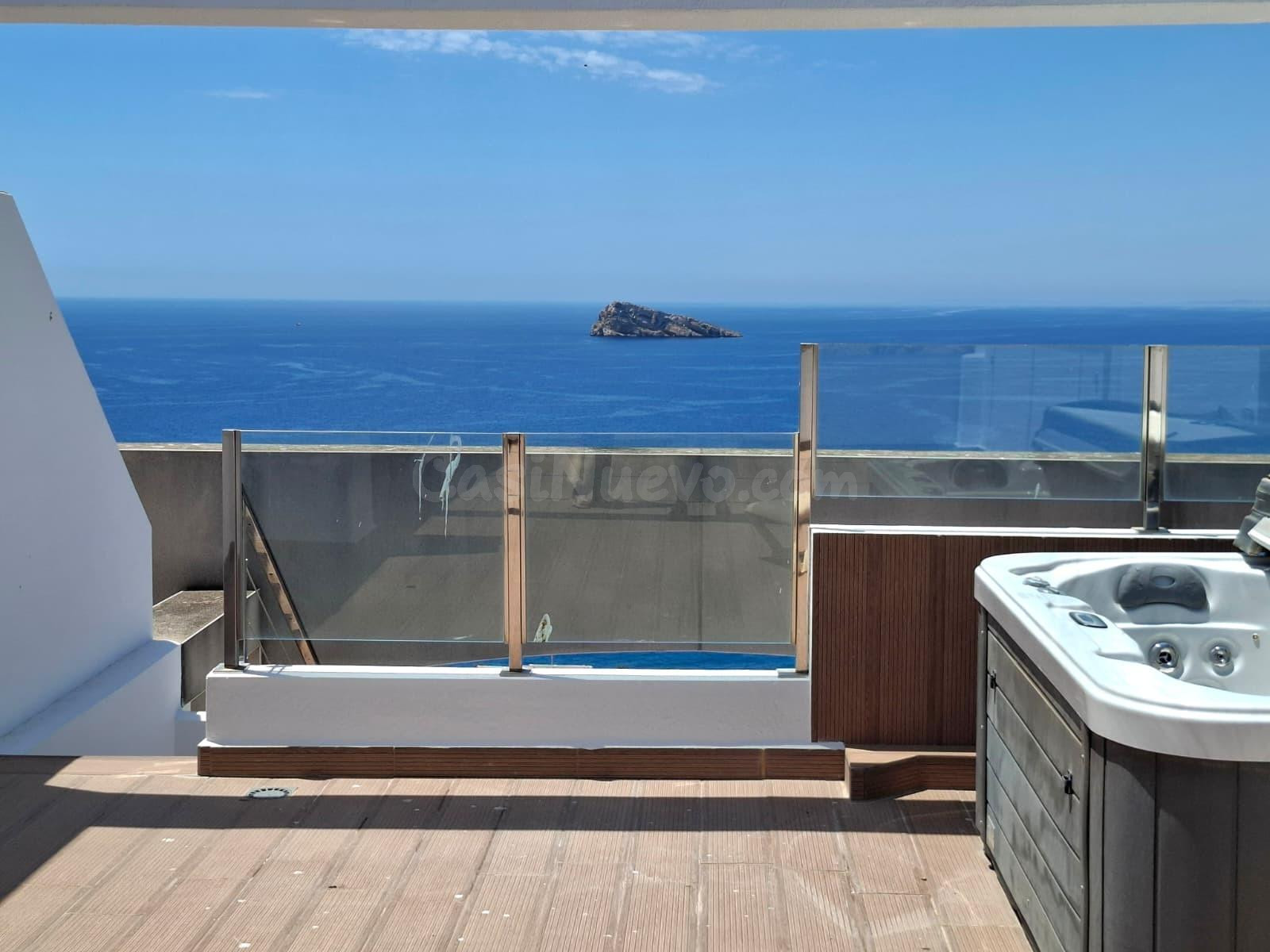 Tu oasis privado sobre el Mediterráneo: ático dúplex con jac