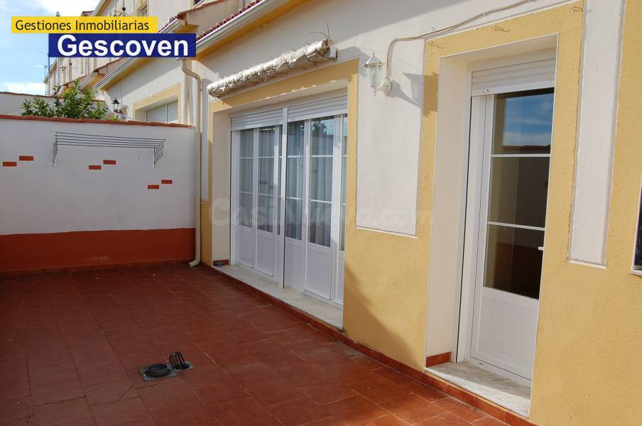 EXCEPCIONAL VIVIENDA ADOSADA CON PATIO, TERRAZA Y GARAJE