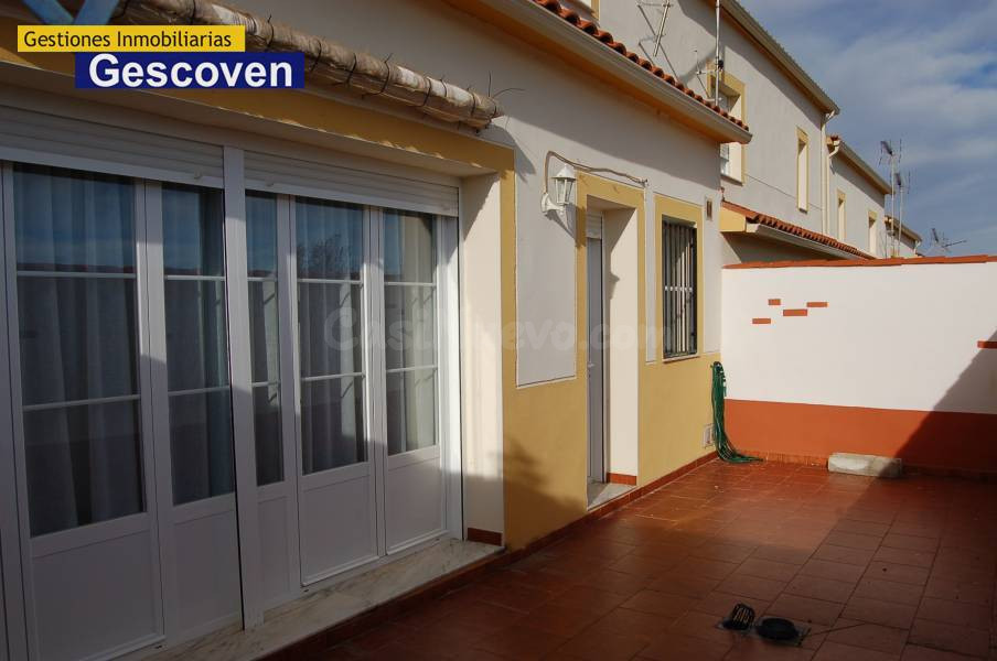 EXCEPCIONAL VIVIENDA ADOSADA CON PATIO, TERRAZA Y GARAJE - foto 5
