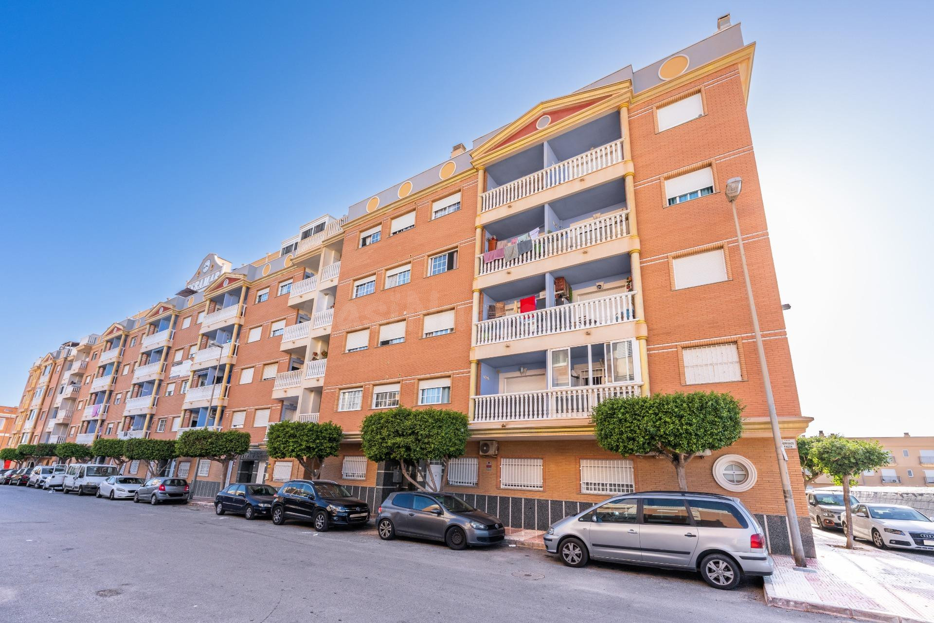 Amplio y acogedor piso en Roquetas de Mar, ideal para tu fam