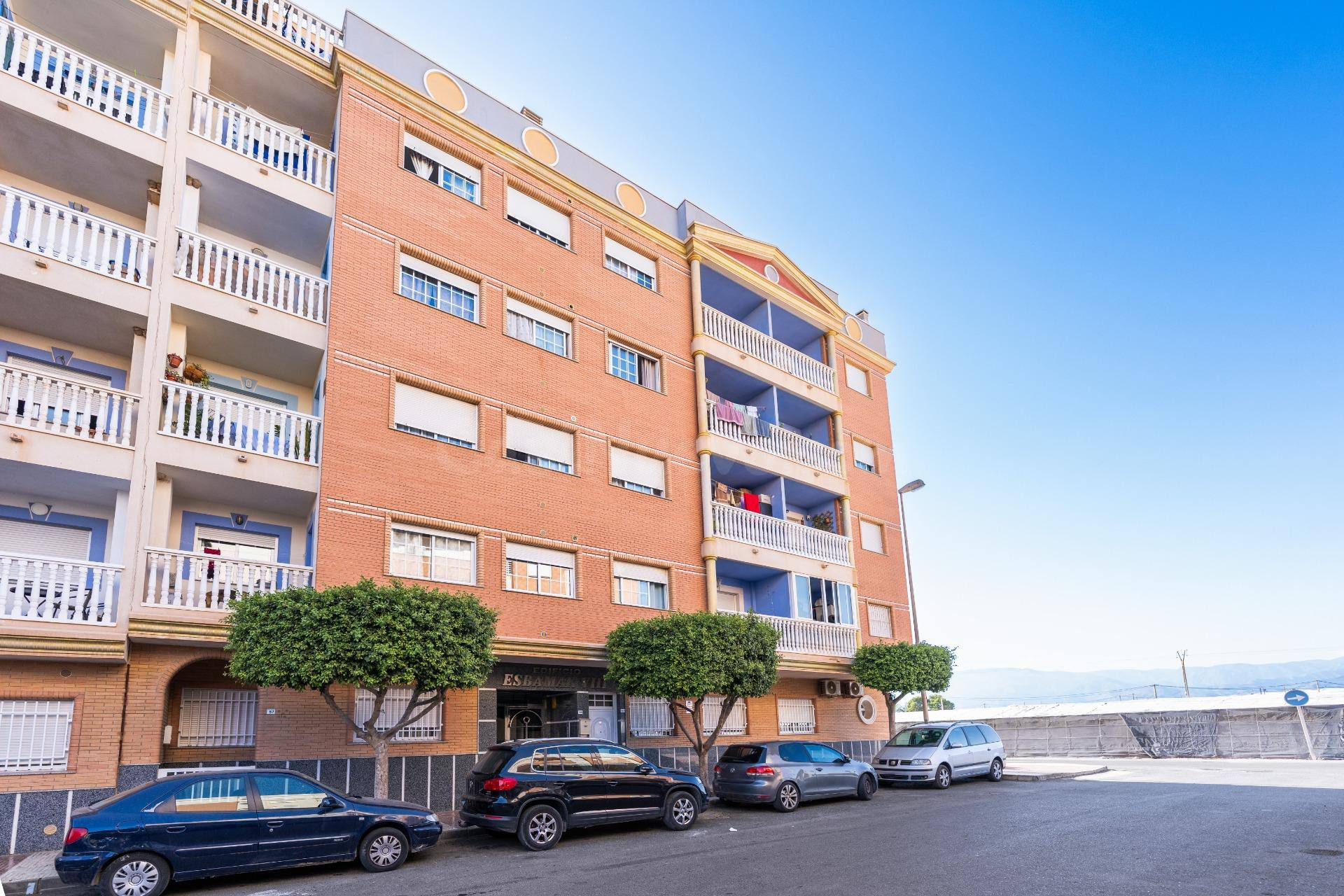Amplio y acogedor piso en Roquetas de Mar, ideal para tu fam - foto 3