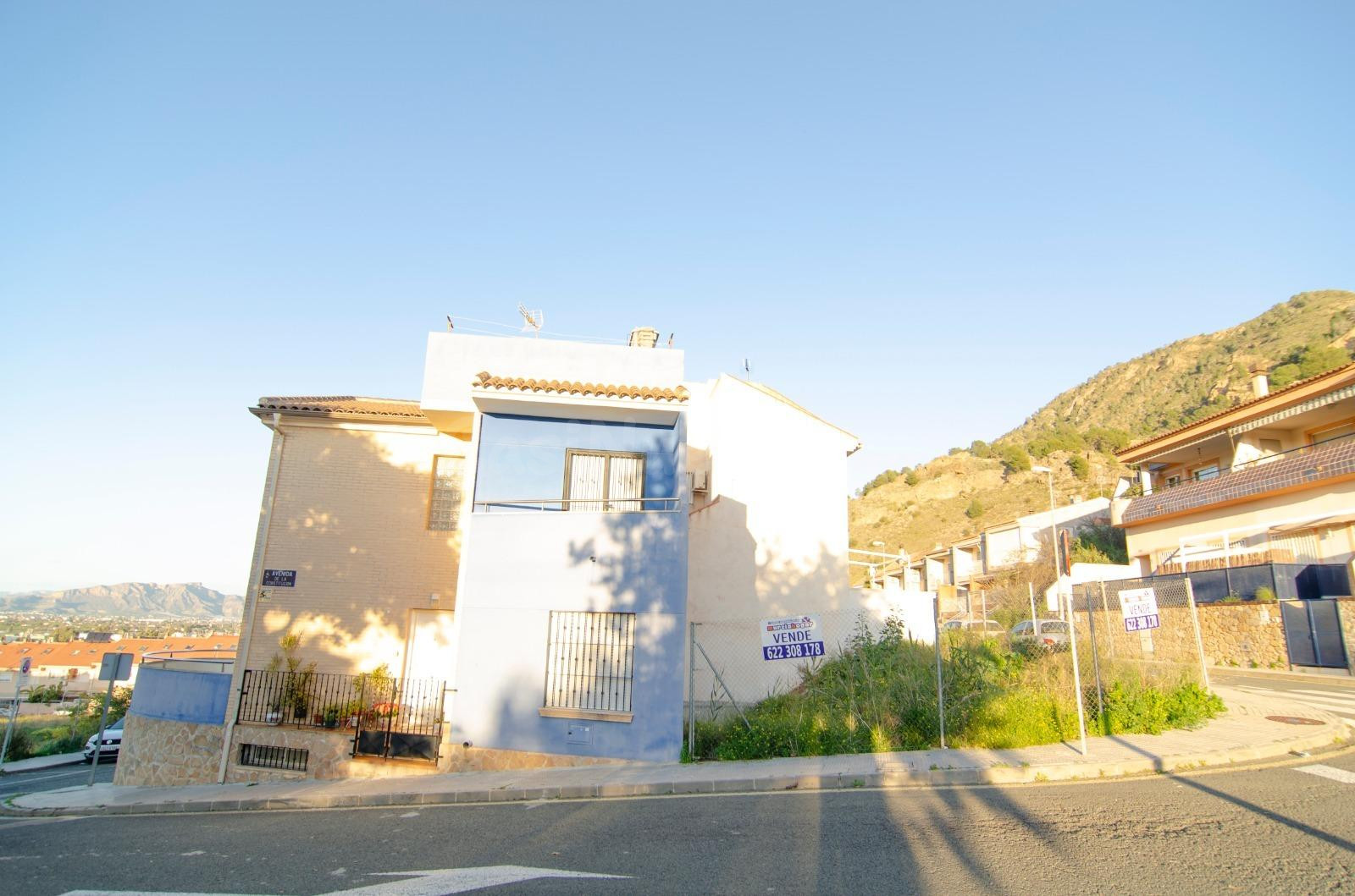 Parcela en esquina para chalet independiente con vistas a la