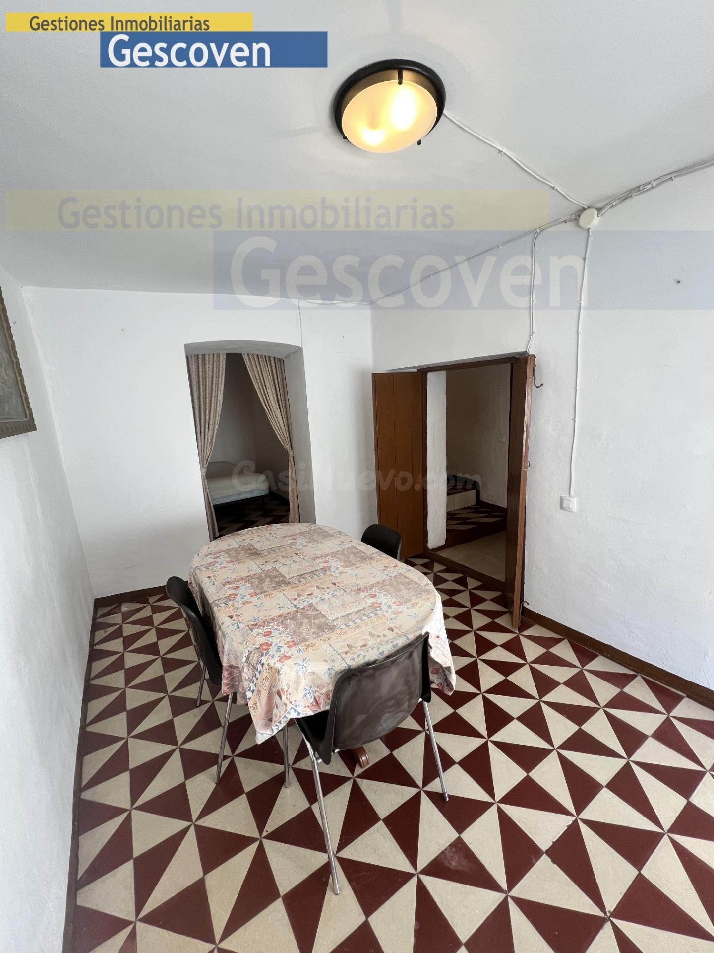 CASA CÉNTRICA CON TERRAZA TECHADA. DOS PLANTAS