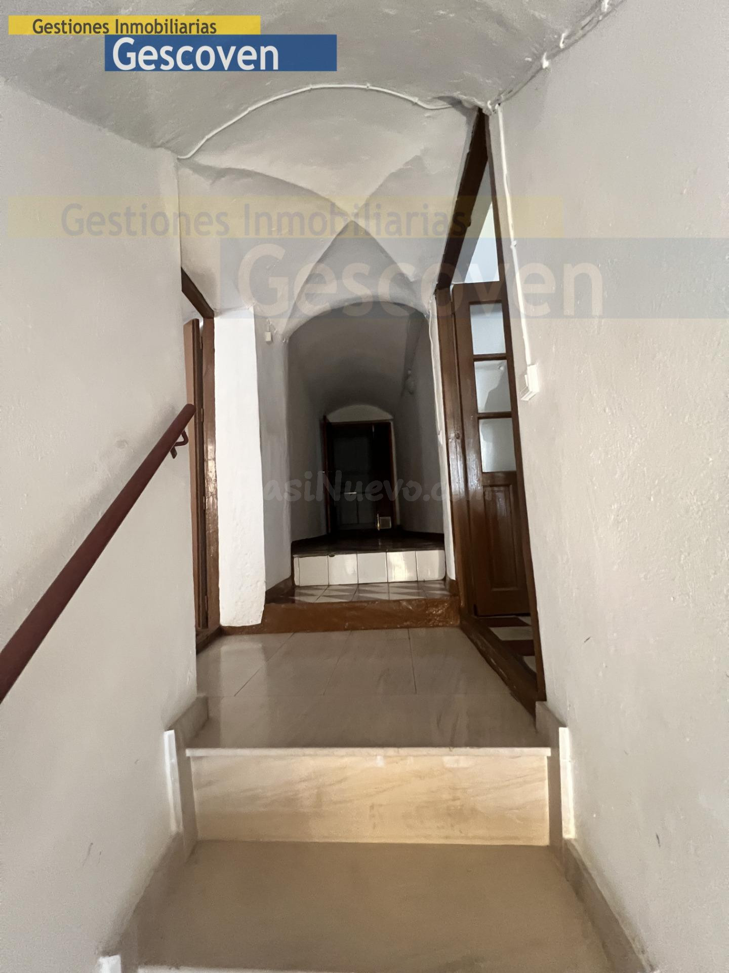 CASA CÉNTRICA CON TERRAZA TECHADA. DOS PLANTAS - foto 4