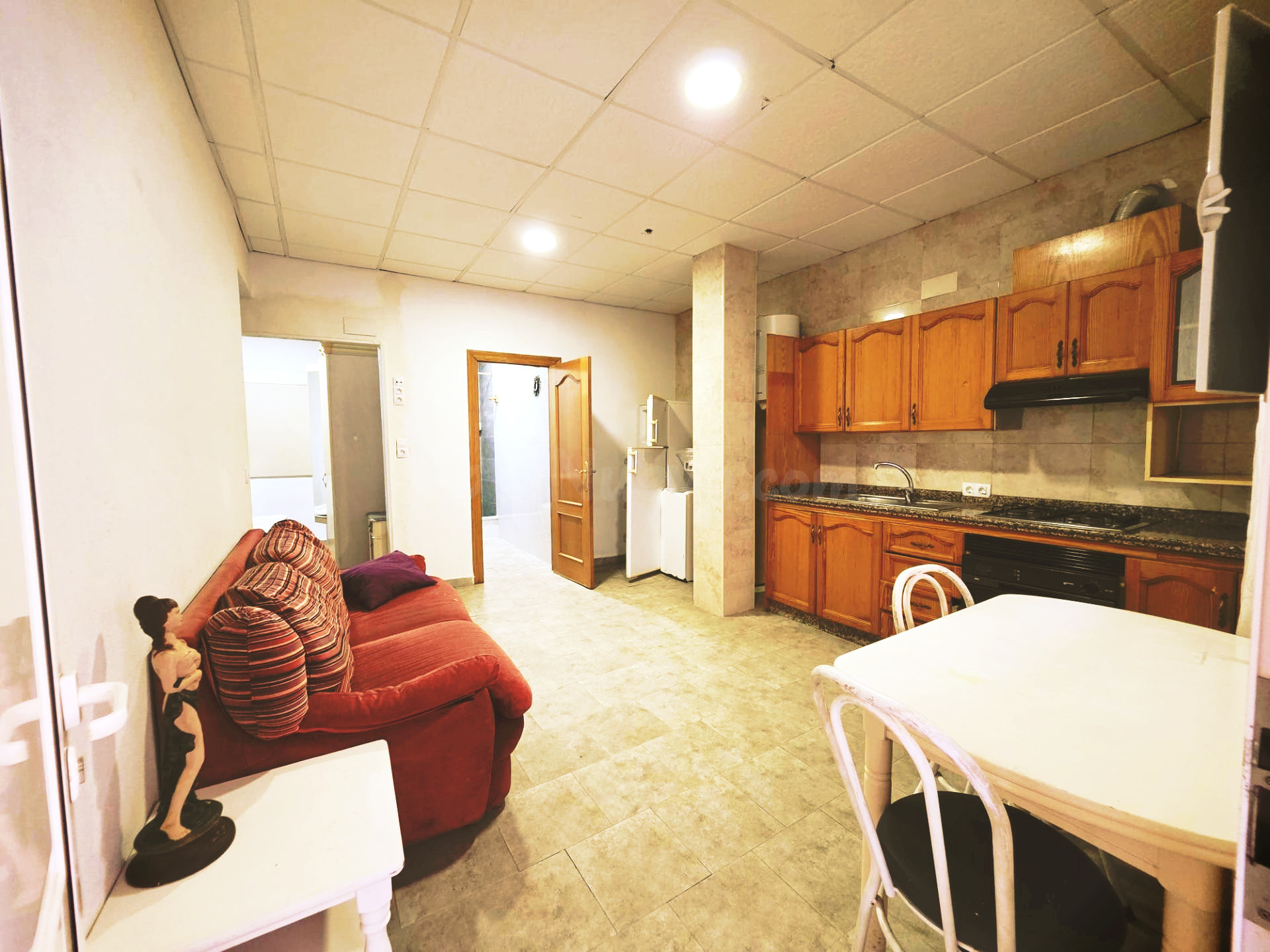 Amplio local de 190 m2 + apartamento de 30 m2