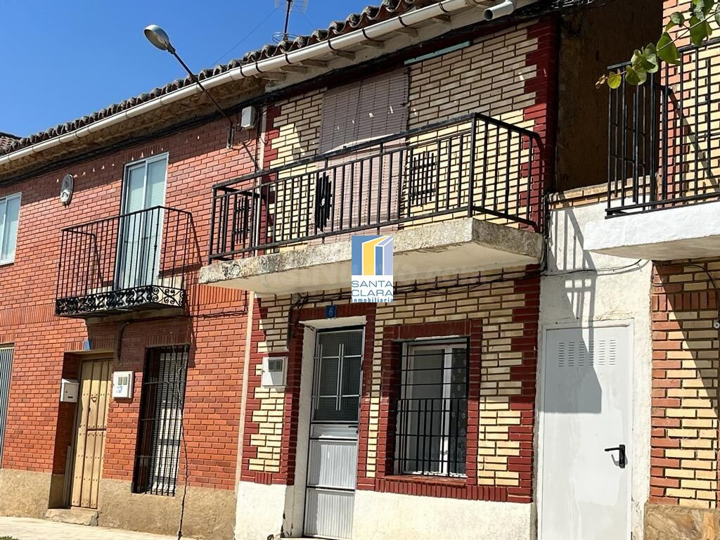 CASA PARA REFORMAR EN VENTA CON PATIO Y ALMACENES EN VILLARR