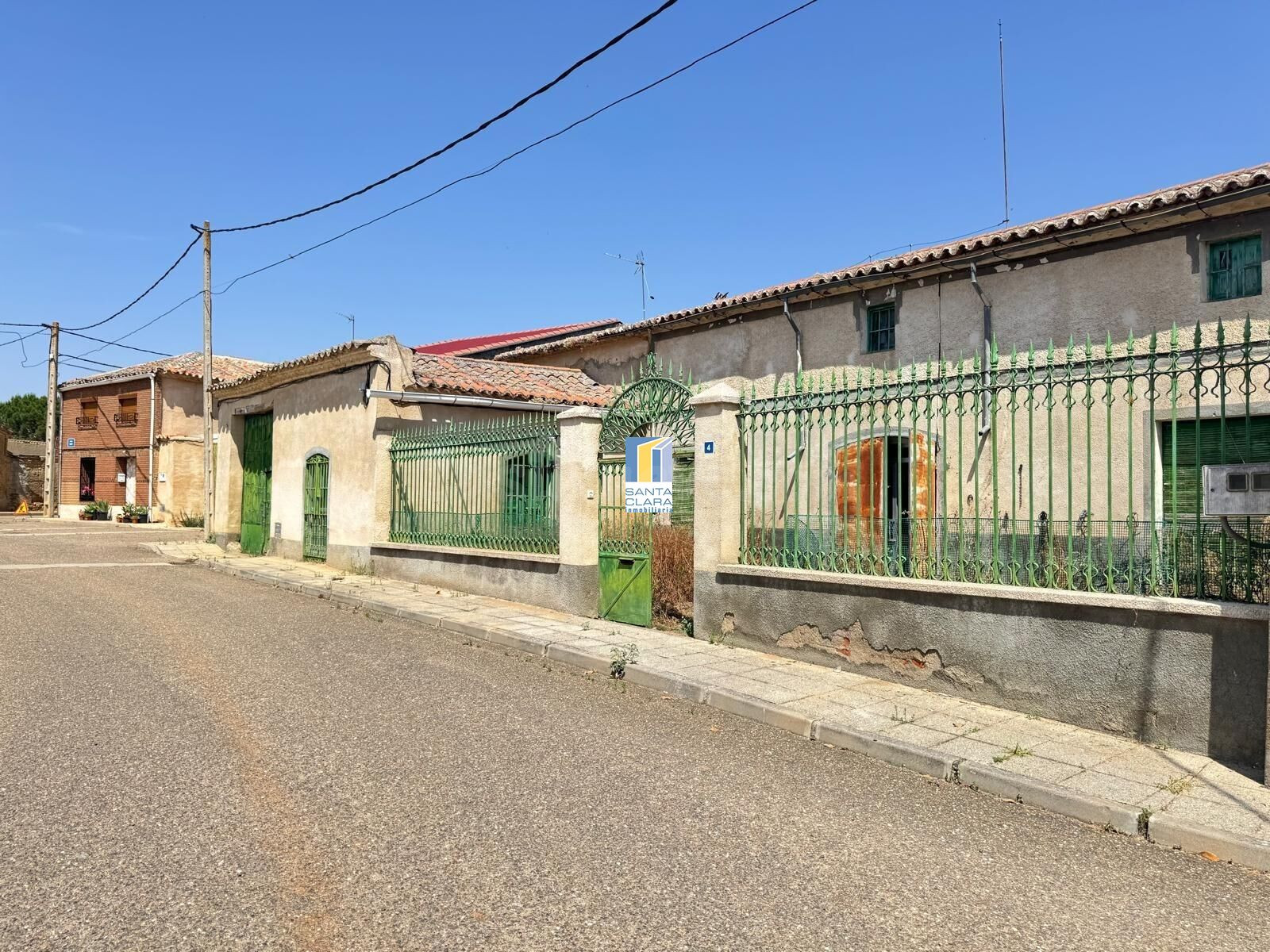 CASA EN VENTA DE 4 DORMITORIOS CON AMPLIO PATIO EN ASPARIEGOS, ZAMORA.