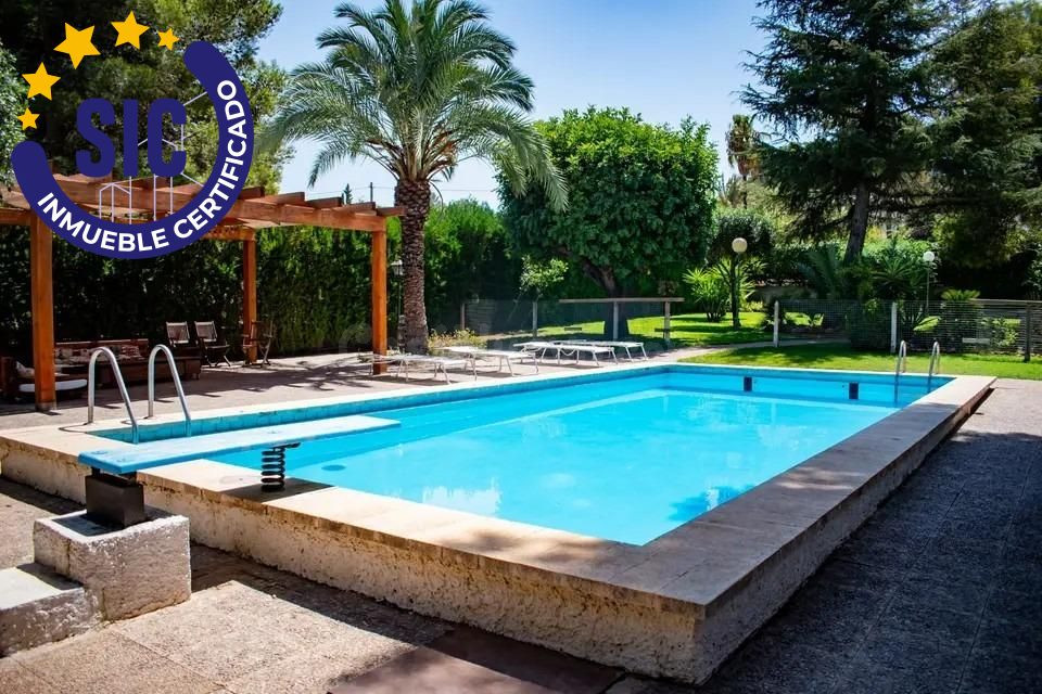 Un Chalet con siete habitaciones, piscina, jardín y parcela 