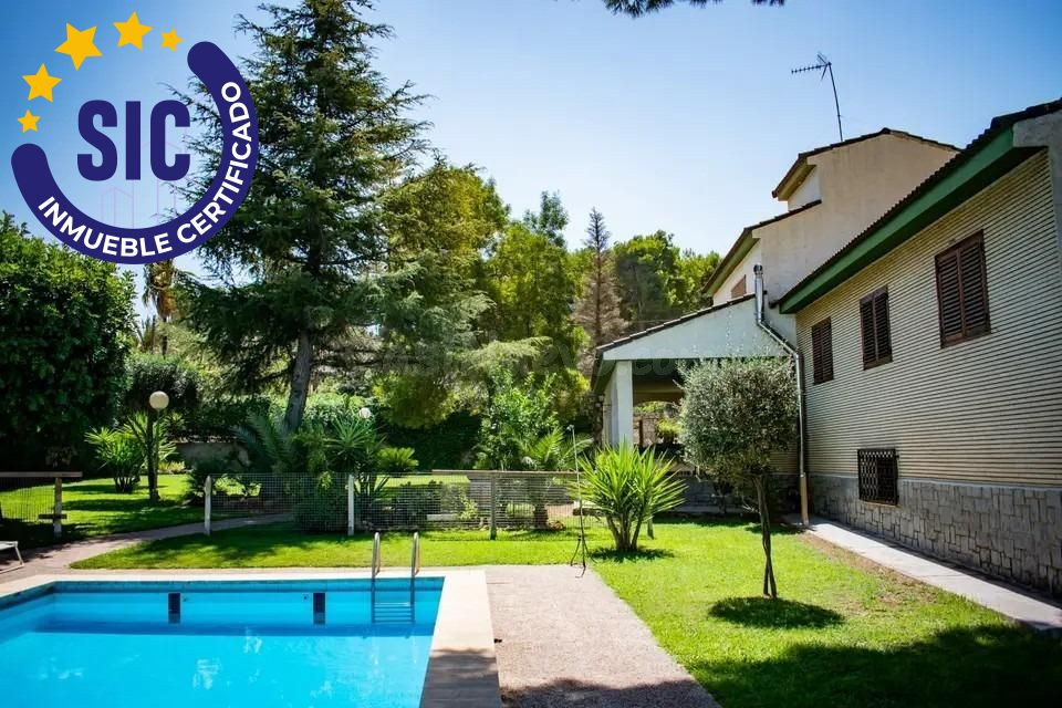 Un Chalet con siete habitaciones, piscina, jardín y parcela  - foto 2