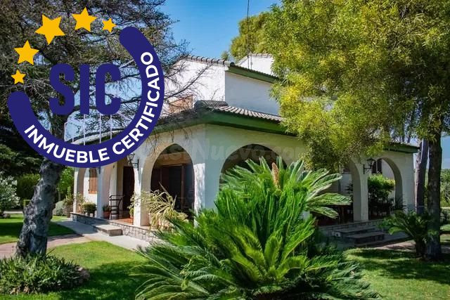 Un Chalet con siete habitaciones, piscina, jardín y parcela  - foto 3