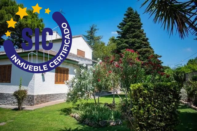 Un Chalet con siete habitaciones, piscina, jardín y parcela  - foto 4