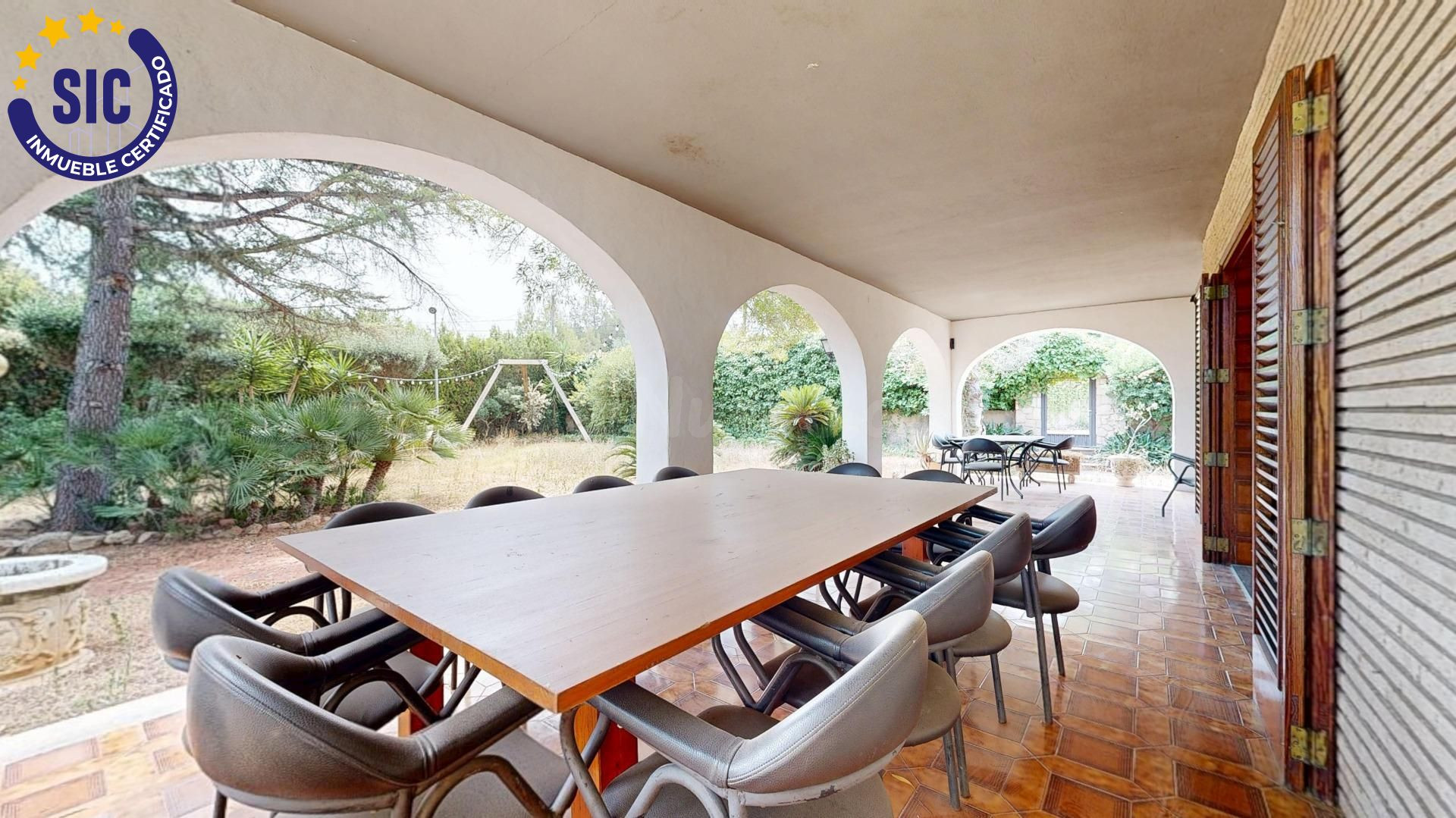Un Chalet con siete habitaciones, piscina, jardín y parcela  - foto 5