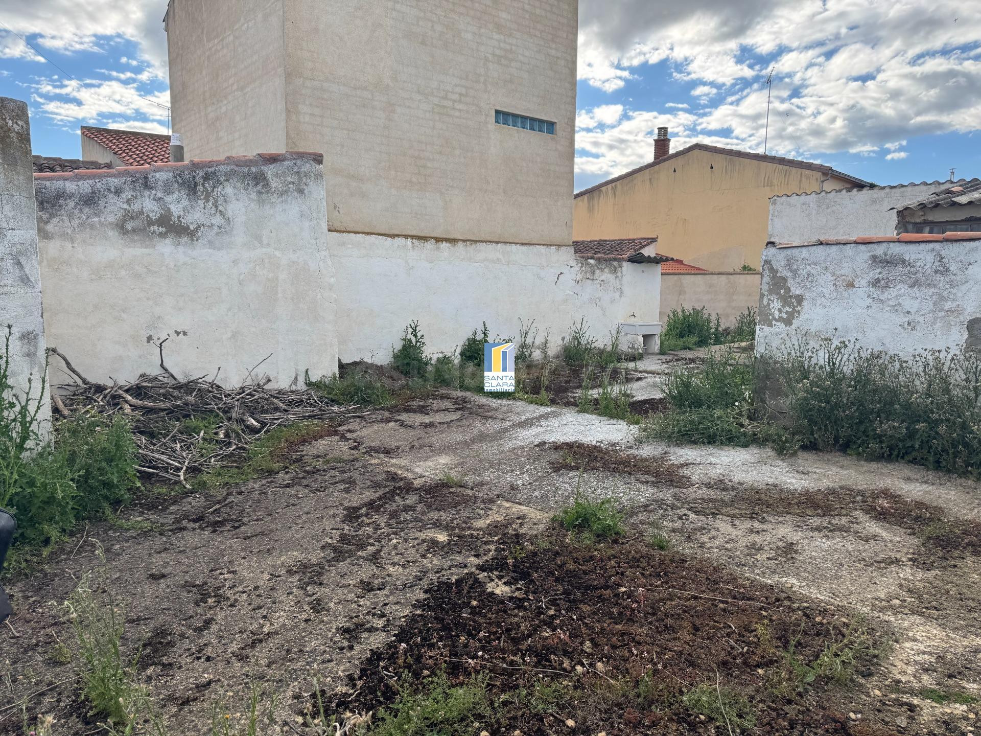 CASA EN VENTA PARA REFORMAR DE 3 DORMITORIOS Y PATIO EN VILL