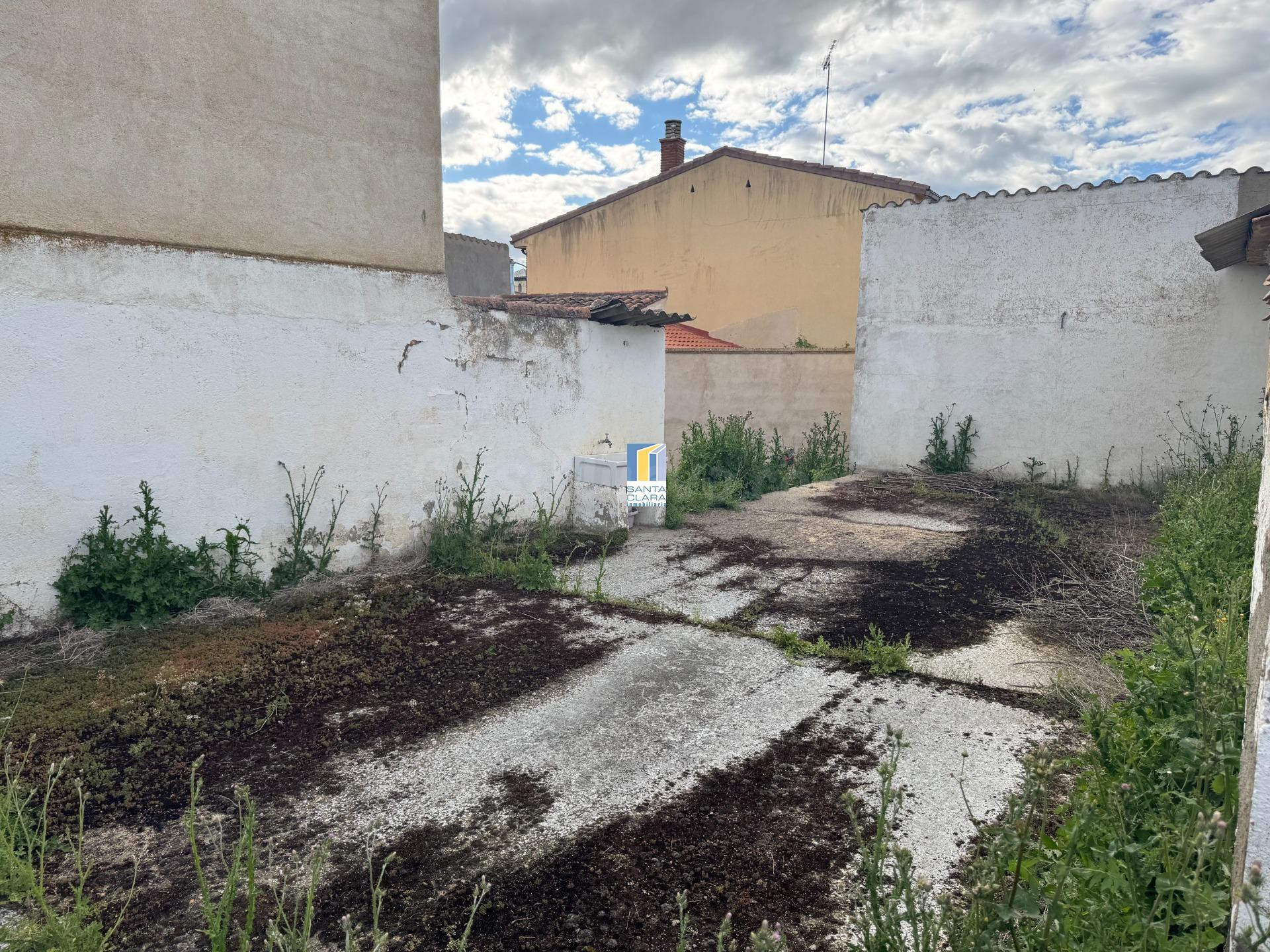 CASA EN VENTA PARA REFORMAR DE 3 DORMITORIOS Y PATIO EN VILL - foto 2