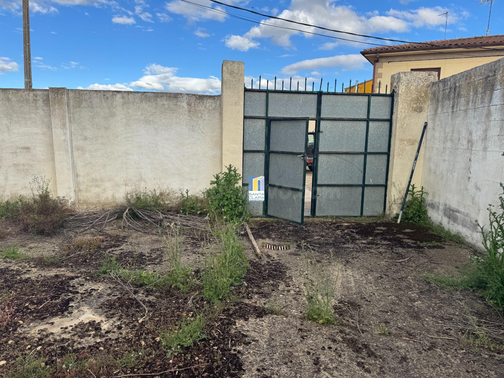 CASA EN VENTA PARA REFORMAR DE 3 DORMITORIOS Y PATIO EN VILL - foto 3