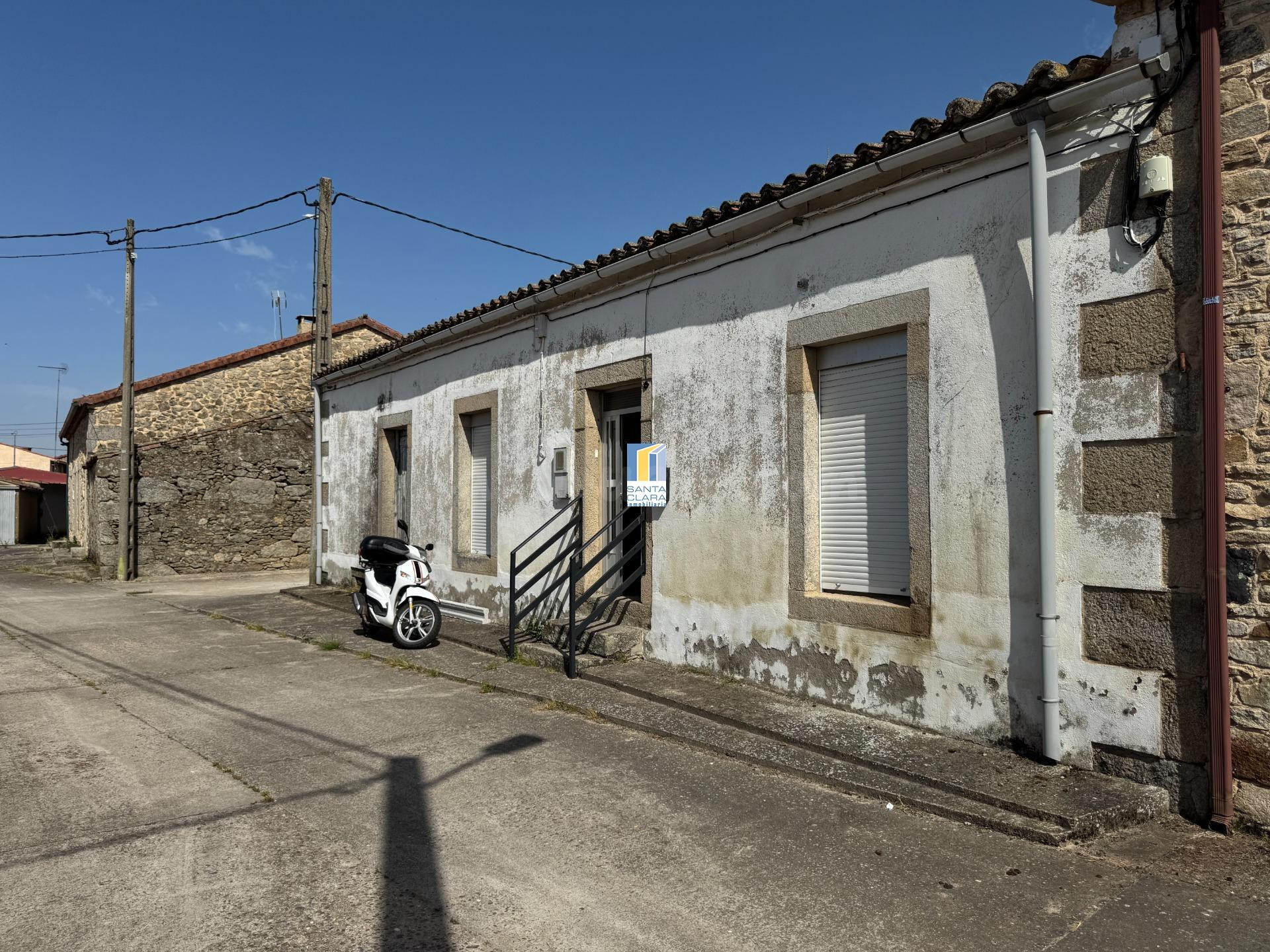 CASA EN VENTA DE 3 DORMITORIOS Y PATIO EN MUGA DE SAYAGO, ZAMORA.