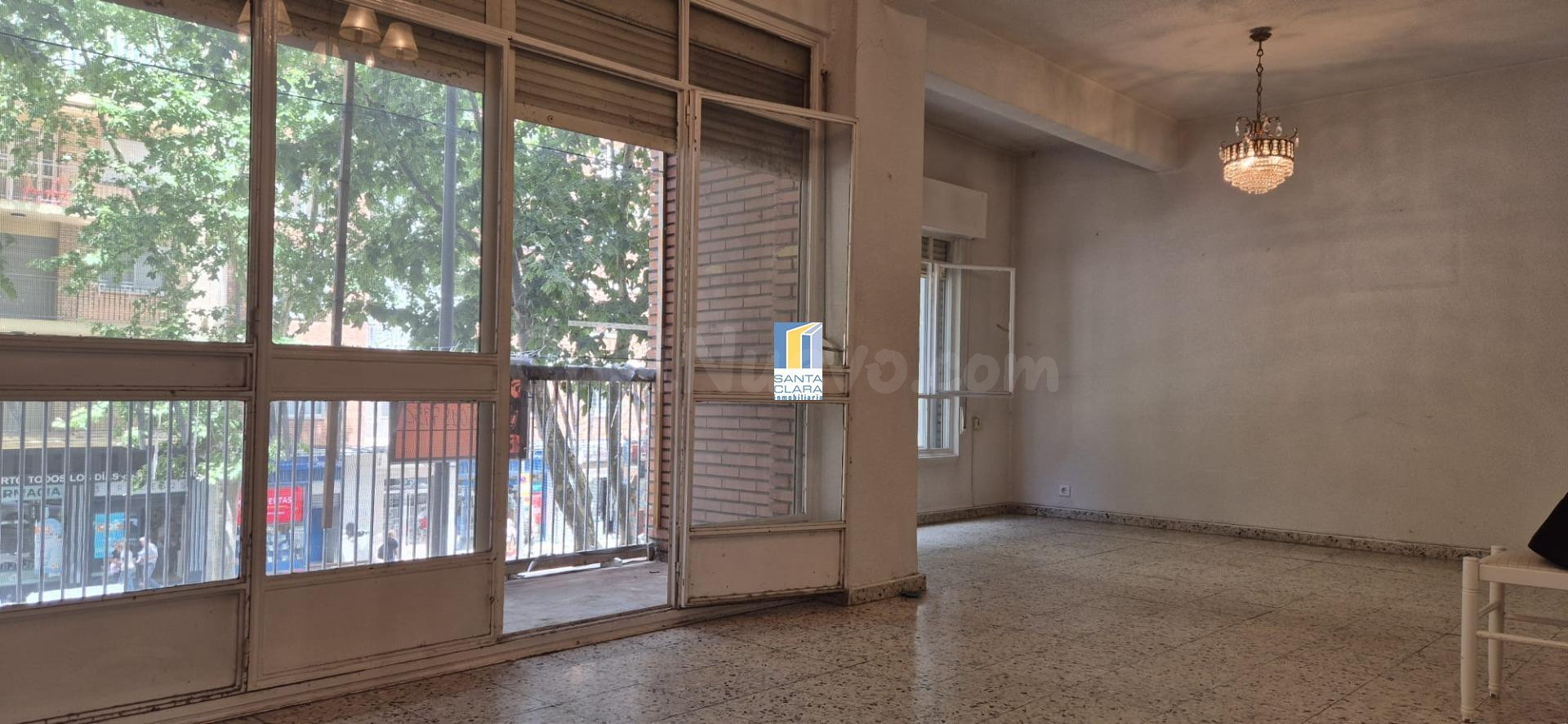 PISO EN VENTA DE 4 DORMITORIOS Y 2 BAÑOS EN ZONA TRES CRUCES - foto 2