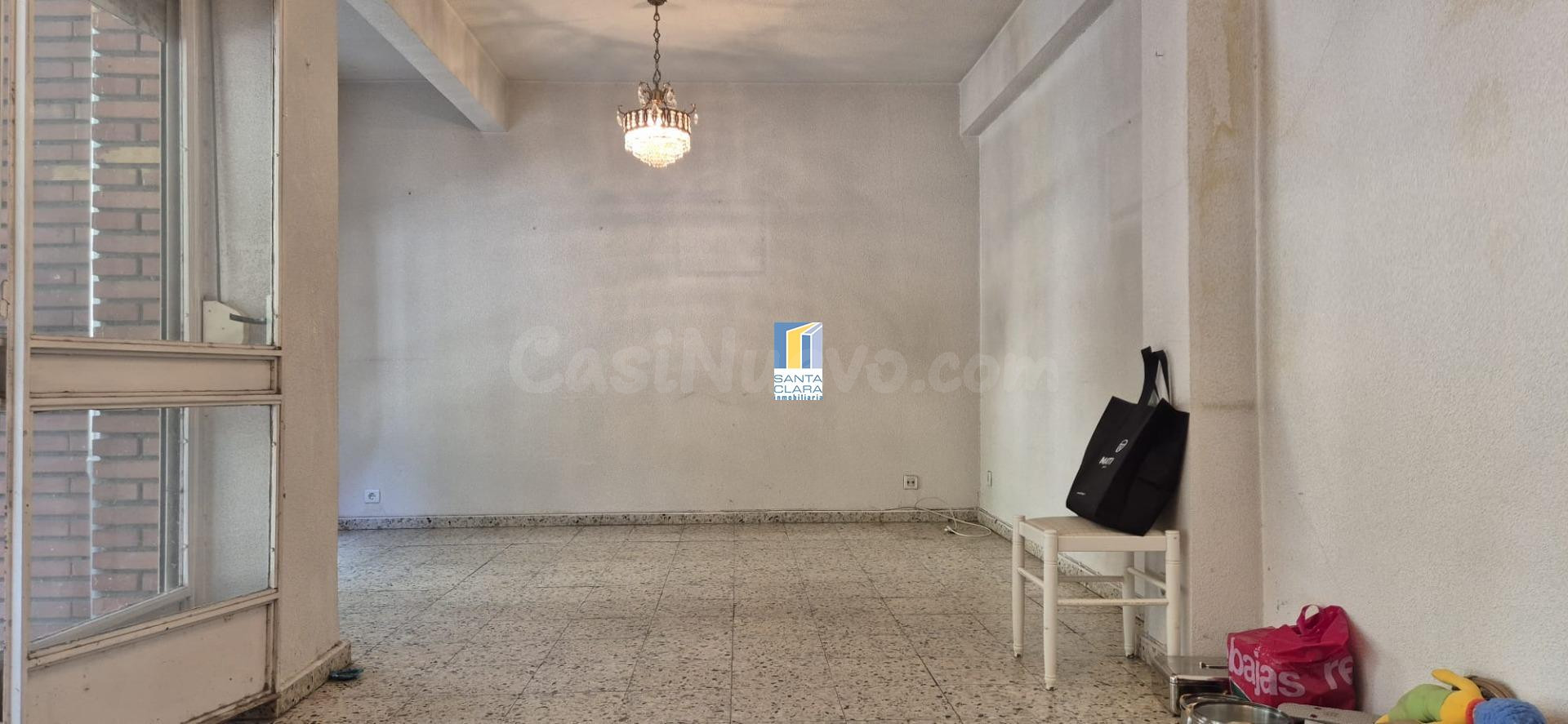PISO EN VENTA DE 4 DORMITORIOS Y 2 BAÑOS EN ZONA TRES CRUCES - foto 3