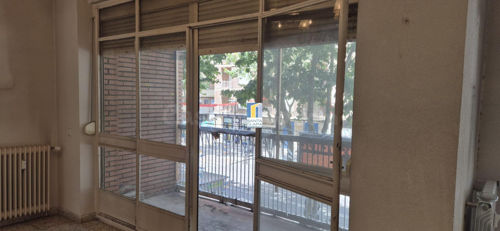 PISO EN VENTA DE 4 DORMITORIOS Y 2 BAÑOS EN ZONA TRES CRUCES - foto 4