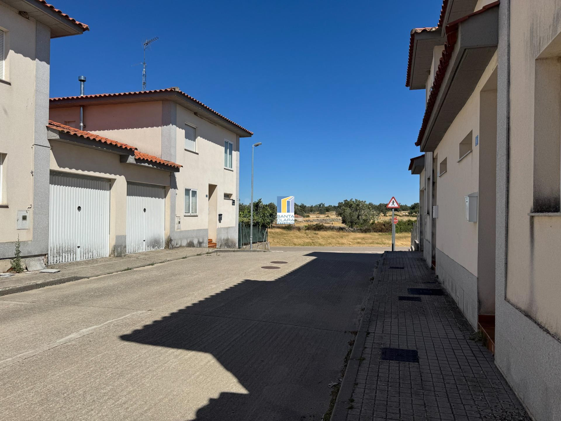 CHALET ADOSADO VPO EN VENTA CON PATIO Y GARAJE EN BERMILLO D - foto 2
