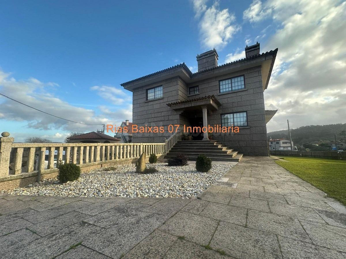 REF 7057 CHALET DE PIEDRA 5 DORM. CON 1.207 M2 DE JARDÍN EN 