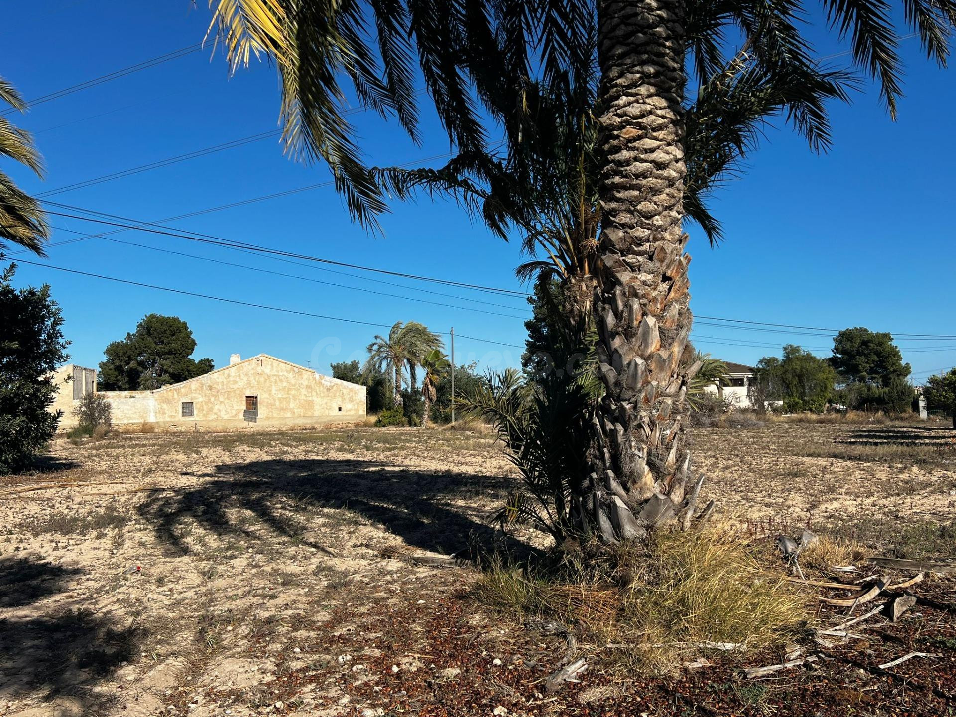 OPORTUNIDAD TERRENO CON CASA PARA REFORMAR